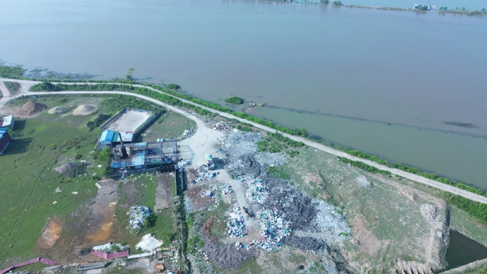 Bãi rác tại xã Quốc Tuấn (huyện An Lão) có dấu hiệu xử lý rác bằng cách đốt bên cạnh việc chôn lấp. Ảnh: NGỌC SƠN