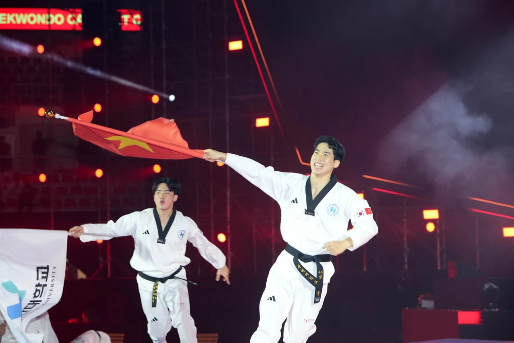 man-nhan-man-trinh-dien-tai-le-khai-mac-giai-taekwondo-canh-sat-chau-a-mo-rong-nam-2024-12.jpg