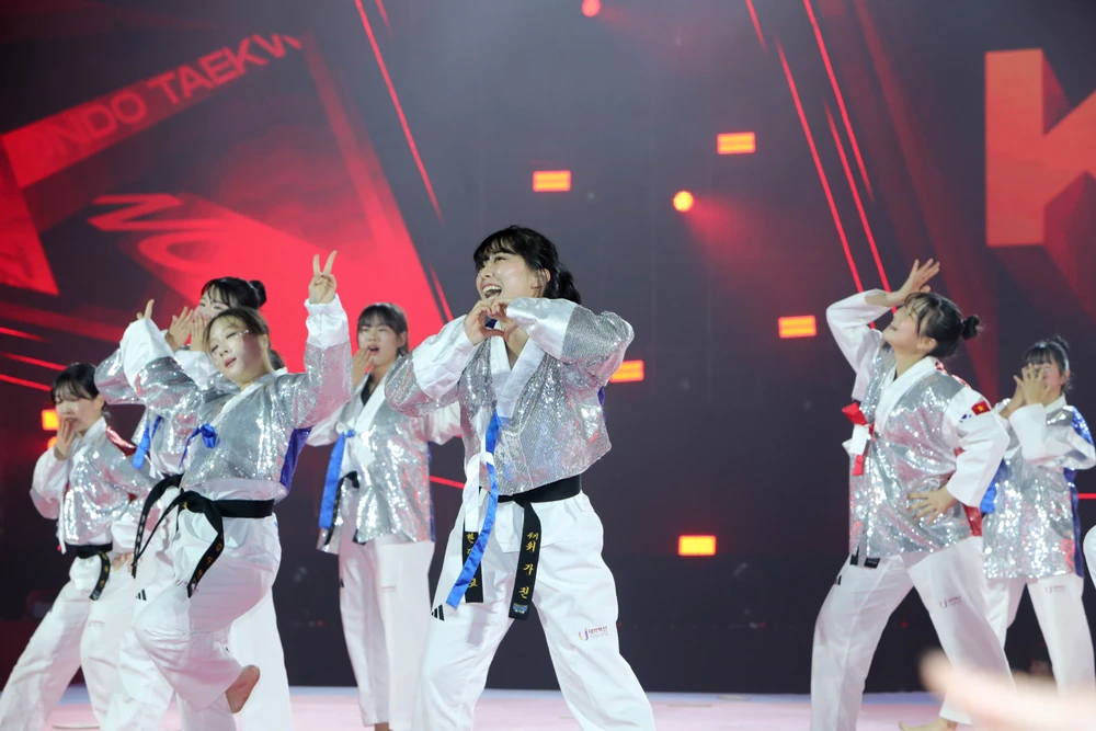 man-nhan-man-trinh-dien-tai-le-khai-mac-giai-taekwondo-canh-sat-chau-a-mo-rong-nam-2024-14.jpg