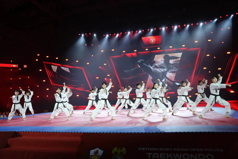 man-nhan-man-trinh-dien-tai-le-khai-mac-giai-taekwondo-canh-sat-chau-a-mo-rong-nam-2024-6.jpg