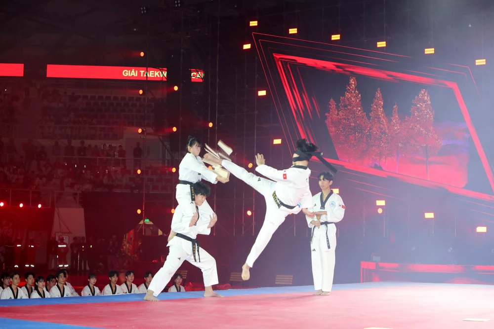 man-nhan-man-trinh-dien-tai-le-khai-mac-giai-taekwondo-canh-sat-chau-a-mo-rong-nam-2024-7.jpg