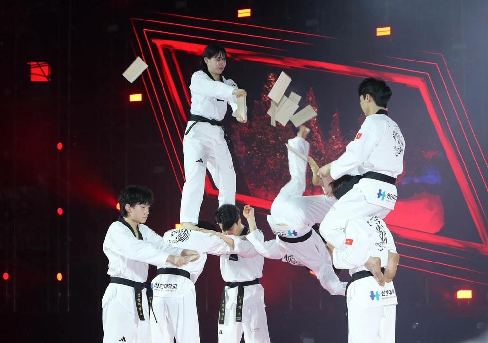 man-nhan-man-trinh-dien-tai-le-khai-mac-giai-taekwondo-canh-sat-chau-a-mo-rong-nam-2024-9.jpg