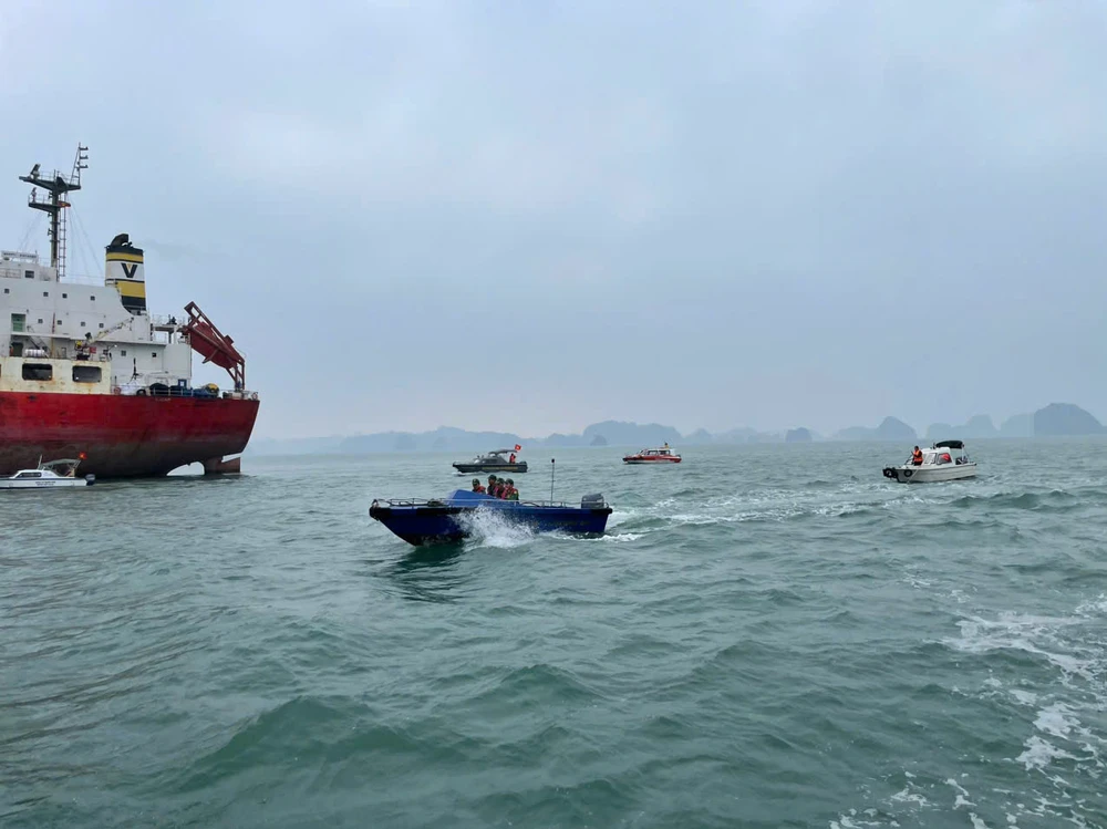 Lực lượng chức năng tổ chức tìm kiếm các nạn nhân bị đắm tàu ở khu vực Hòn Nét, vịnh Bái Tử Long