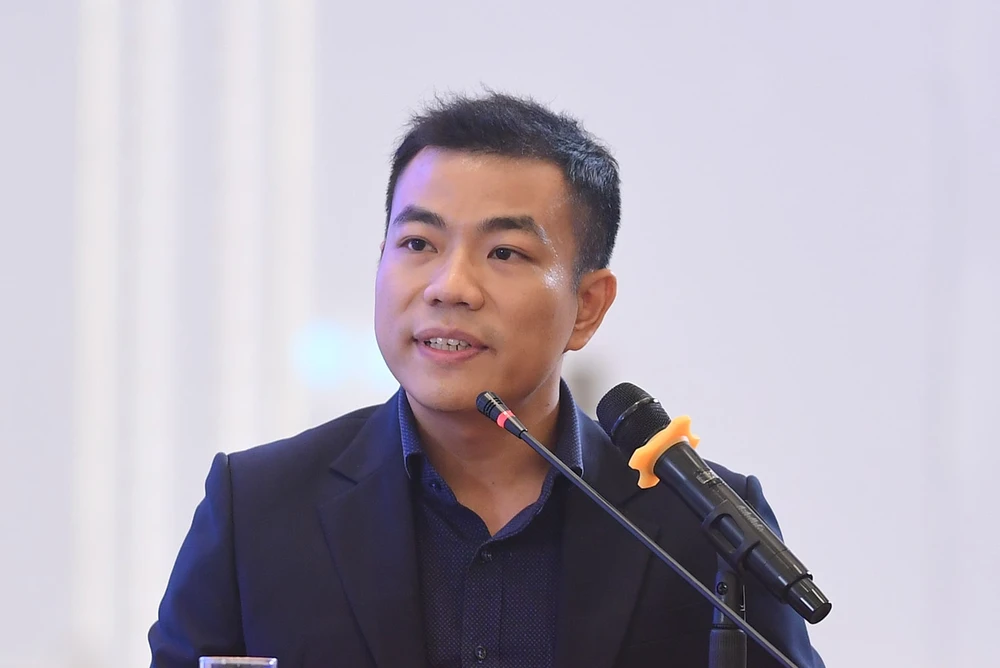 Ông Phan Tuấn Ngọc, chuyên gia kinh tế Đại học Fulbright Việt Nam trình bày Báo cáo kinh tế tiểu vùng trục cao tốc phía Đông