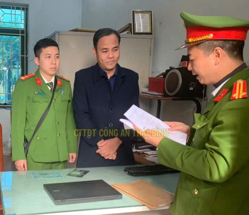Trưởng phòng Tổ chức Hành chính thuộc Cục thống kê tỉnh Thái Bình bị bắt vì tội lừa đảo chiếm đoạt tài sản. Ảnh: CATB