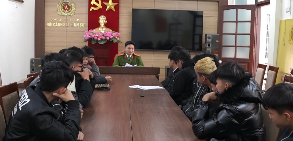 Công an triệu tập 16 thanh thiếu niên để làm rõ sự việc. Ảnh: CAQN