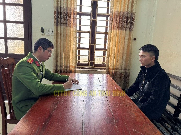 Công an làm việc với Đỗ Trọng Hoàng - kẻ cướp tiệm vàng trên địa bàn huyện Quỳnh Phụ. Ảnh: CATB