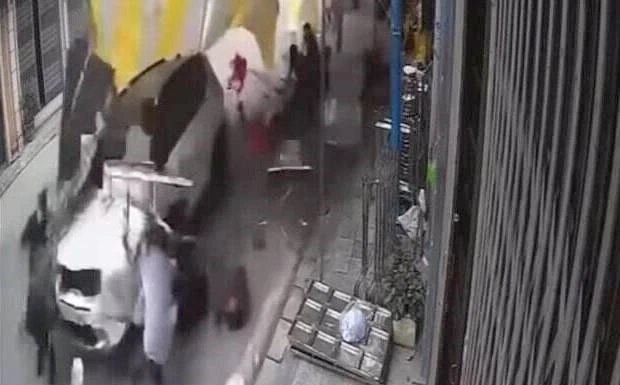 Xe ô tô mất lái lao thẳng vào đám tang tại Hải Dương. Ảnh cắt từ clip