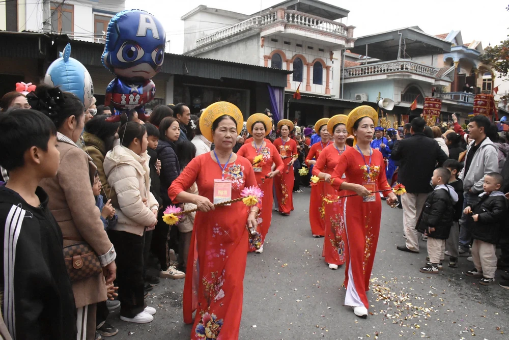 Điểm độc đáo của Lễ hội là sẽ có một nghi lễ rước các cụ cao tuổi lên miếu Tiên Công để báo ơn. 
