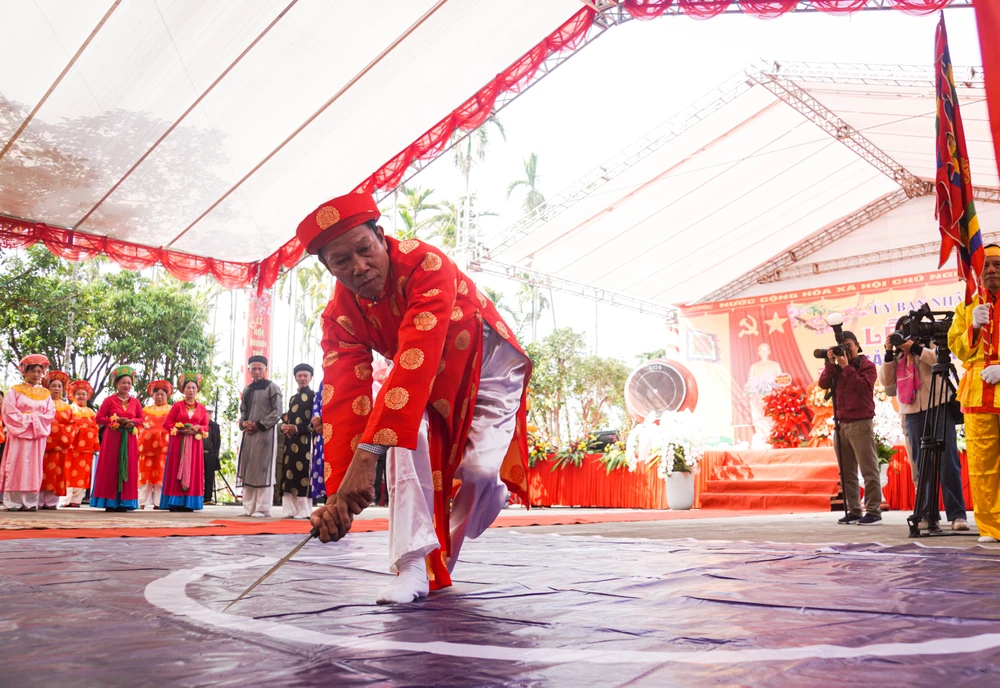 Cũng chính bởi vậy, Hội Minh Thề được tổ chức ngay trong khuôn viên đền - chùa Hoà Liễu, nơi thờ Thái Hoàng Thái Hậu Vũ Thị Ngọc Toàn. Hịch văn định rõ: 'Nếu lấy của công làm việc công được thần linh ủng hộ. Nhược bằng, có lòng tham, lấy của công về làm của tư, nguyện cầu thần linh đả tử'. Đây có thể coi là những lời thề không tham nhũng nếu đối chiếu với thời hiện đại ngày nay. Trong ảnh: Chủ tế Trương Công Lậm (trưởng thôn Hòa Liễu), thực hiện nghi thức 'chỉ trời vạch đất' rồi vẽ một vòng tròn lớn giữa sân miếu và cắm con dao ở vị trí giữa vòng tròn.