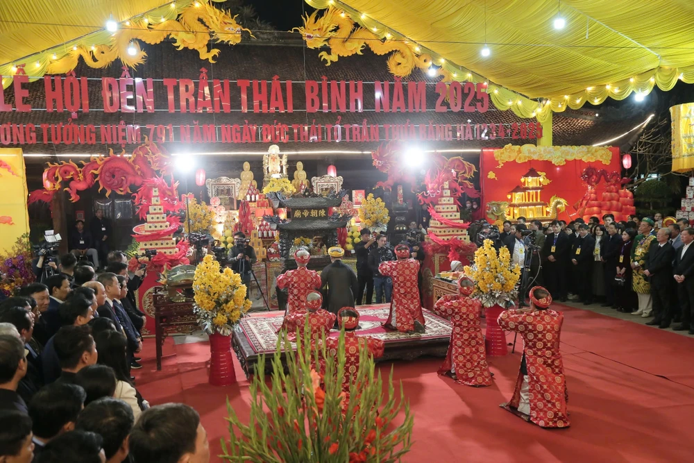 Tối 10-2, tại Di tích Quốc gia đặc biệt Khu Lăng mộ và Đền thờ các vị vua triều Trần (xã Tiến Đức, huyện Hưng Hà, tỉnh Thái Bình), UBND tỉnh Thái Bình đã long trọng tổ chức khai mạc Lễ hội đền Trần Thái Bình 2025 - Di sản văn hóa phi vật thể quốc gia.