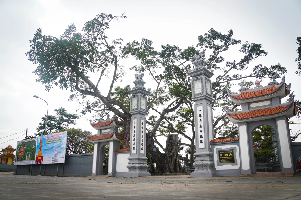 Cụm di tích Từ Lương Xâm- căn cứ bản doanh của Ngô Quyền năm 938, thuộc địa bàn phường Nam Hải, quận Hải An, thành phố Hải Phòng. Cụm di tích Từ Lương Xâm là một trong ba “linh từ” nổi tiếng của quận Hải An, được suy tôn là “Từ Cả”- nơi đứng đầu phụng thờ Đức Vương Ngô Quyền, là chứng tích lịch sử còn lưu giữ lại về một trận Bạch Đằng giang “vang dội đến nghìn thu” với nhiều giá trị lịch sử lớn lao để lại cho hậu thế ngày nay.