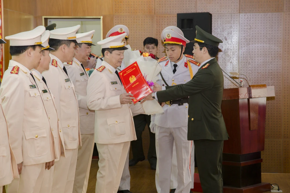 Giám đốc Công an tỉnh Quảng Ninh Trần Văn Phúc trao quyết định cho các cán bộ nghỉ hưu trước tuổi. Ảnh: CAQN