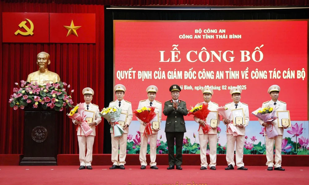 Đại tá Trần Xuân Ánh, Giám đốc Công an tỉnh trao quyết định chúc mừng các cán bộ xin nghỉ hưu trước tuổi. Ảnh: CATB