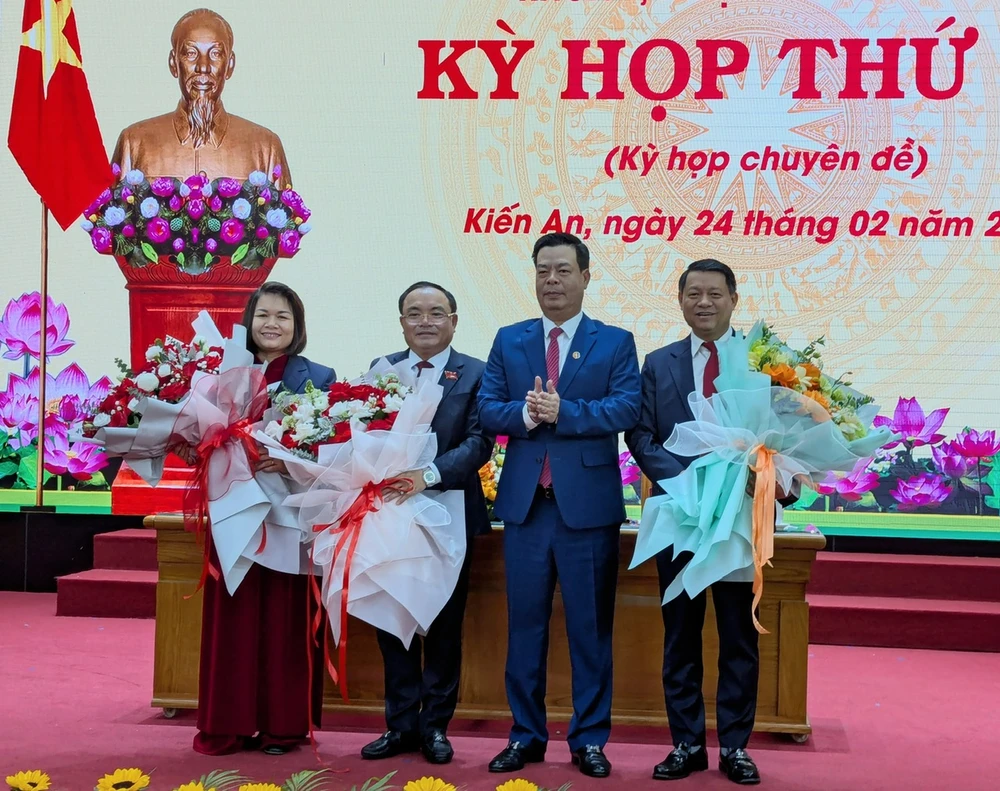 Các vị trí lãnh đạo mới quận Kiến An được bầu thông qua HĐND gồm bà Bùi Thị Tuyết Mai (ngoài cùng bên trái) và ông Nguyễn Trường Sơn (đứng cạnh bà Mai)