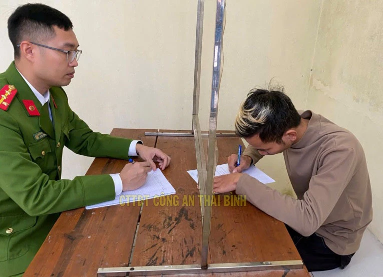 Nhóm thanh thiếu niên đánh người, cướp tài sản tại cơ quan điều tra. Ảnh: CATB