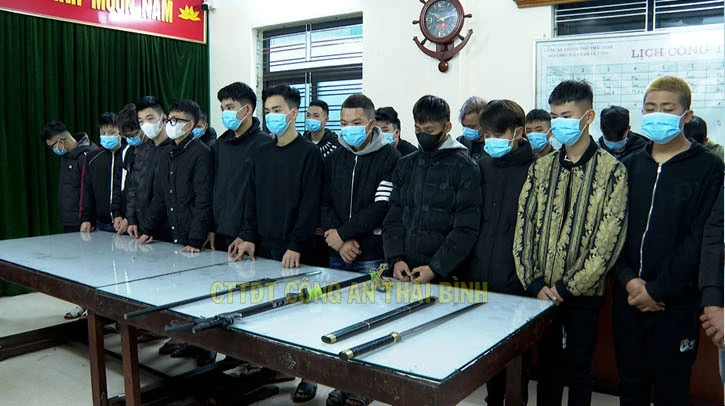 Nhóm thanh thiếu niên bị triệu tập cùng hung khí thu giữ được. Ảnh: CATB