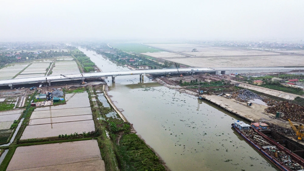 Cầu vượt sông Hóa khi được đưa vào sử dụng sẽ kết nối với Dự án đầu tư xây dựng tuyến đường bộ từ thành phố Thái Bình đi cầu Nghìn, rút ngắn thời gian đi lại giữa các tỉnh Thái Bình, Nam Định với thành phố Hải Phòng và tỉnh Quảng Ninh, giảm tải cho Quốc lộ 10 hiện hữu. Cùng với đó, tăng cường đảm bảo an toàn giao thông, giảm thiểu tai nạn giao thông trong khu vực; tạo điều kiện thuận lợi thu hút đầu tư, góp phần thúc đẩy phát triển kinh tế - xã hội, an ninh quốc phòng giữa hai tỉnh, thành phố: Thái Bình, Hải Phòng.