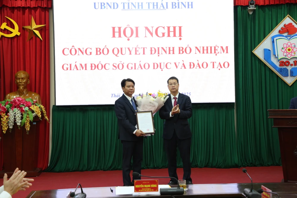 Chủ tịch UBND tỉnh Thái Bình Nguyễn Mạnh Hùng tặng hoa và trao quyết định bổ nhiệm ông Nguyễn Ngọc Hà giữ chức Giám đốc Sở Giáo dục và Đào tạo Thái Bình