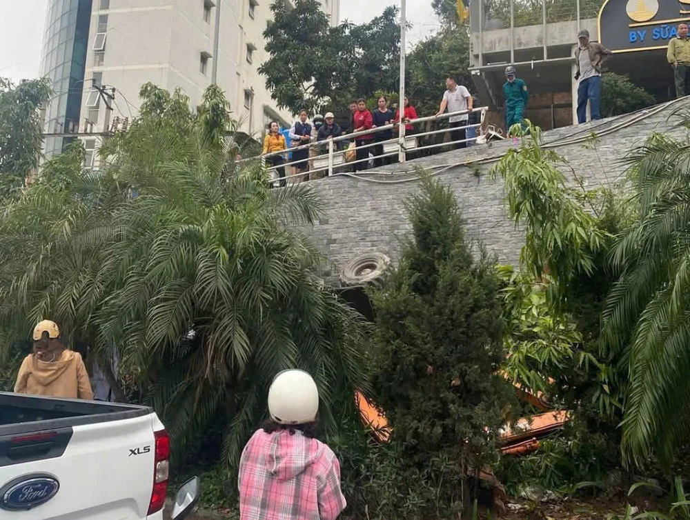 Xe máy xúc rơi xuống dốc khiến người điều khiển tử vong tại chỗ