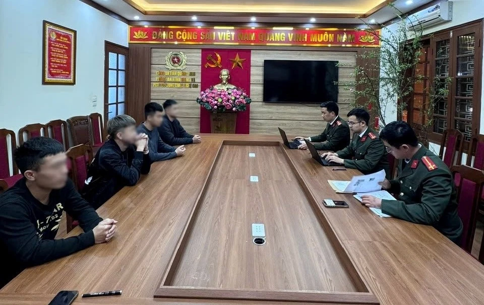 Đ.H.S và 3 người liên quan bị mời lên làm việc vì dùng giấy ra vào công an tỉnh cho ô tô để quay clip câu view. Ảnh: CAQN
