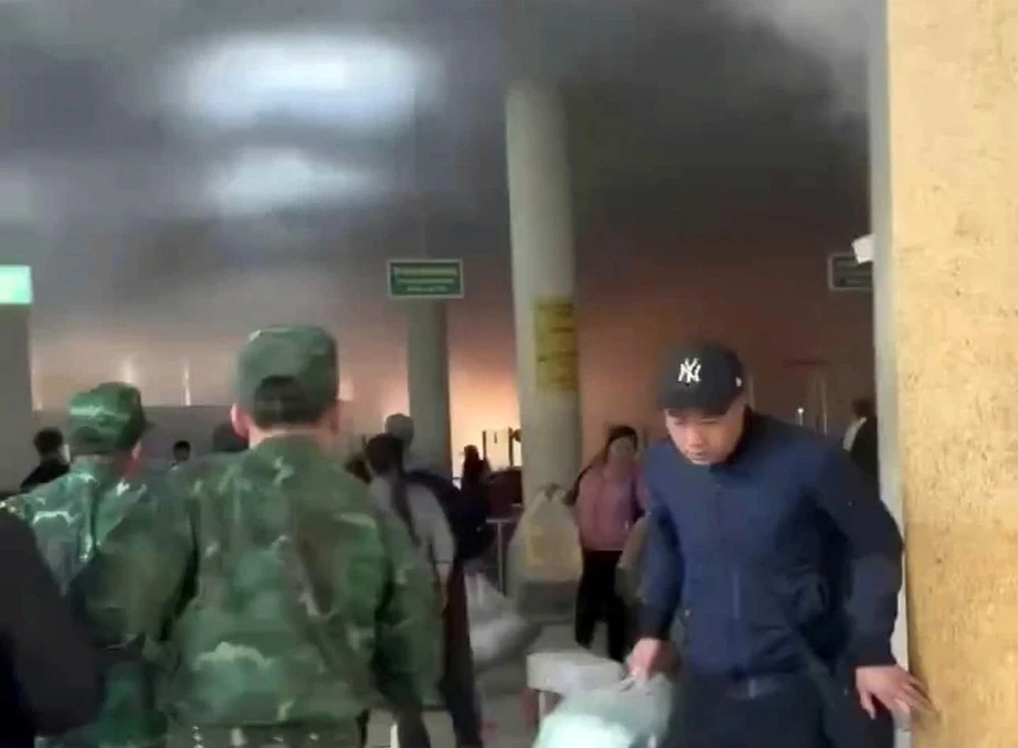 Khói bốc nghi ngút trong cửa khẩu Móng Cái