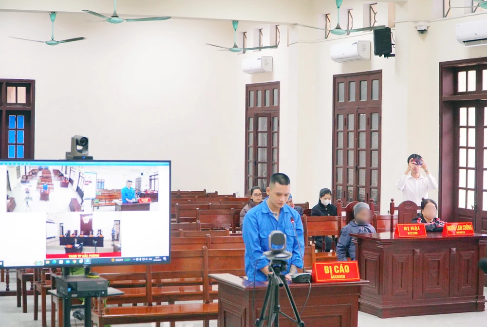 Trịnh Văn Chiến - tài xế xe ôm công nghệ đâm tử vong một tài xế xe ôm truyền thống tại tòa. Ảnh: VC