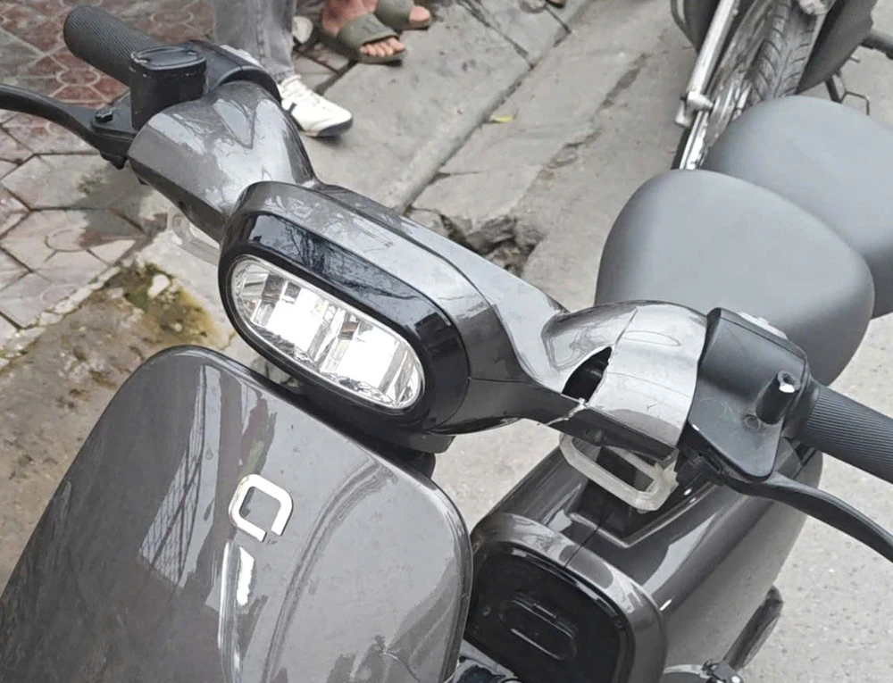 Chiếc xe máy điện - tang vật trong vụ án nhóm thanh thiếu niên cướp trên đường Lê Hồng Phong. Ảnh: CAHP
