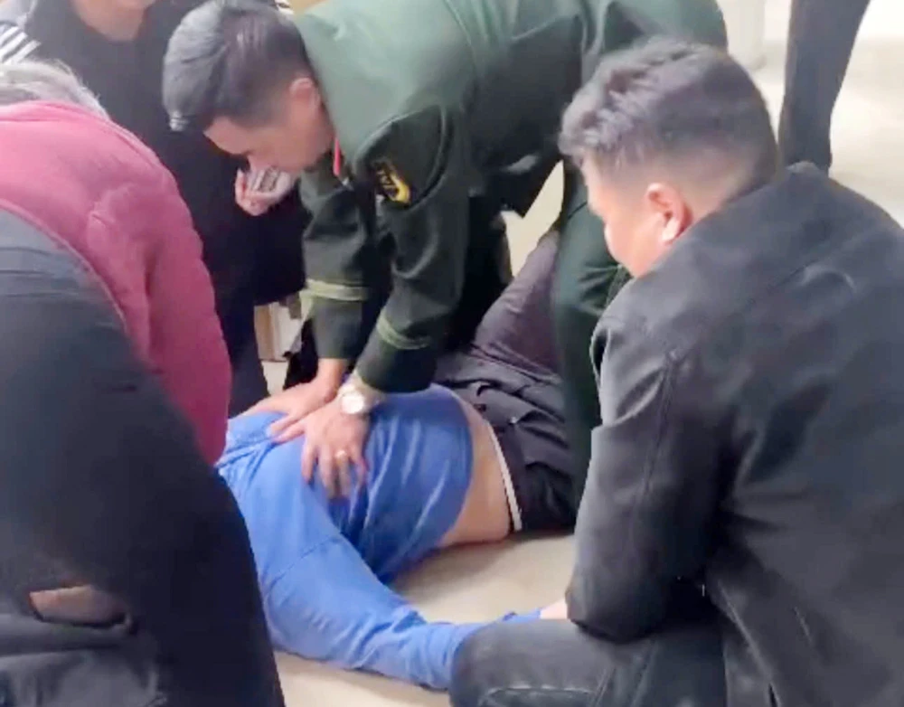 Cán bộ Đồn biên phòng cửa khẩu Móng Cái sơ cứu thành công cho du khách Trung Quốc bị ngừng tim. Ảnh: Đồn biên phòng cửa khấu Móng Cái