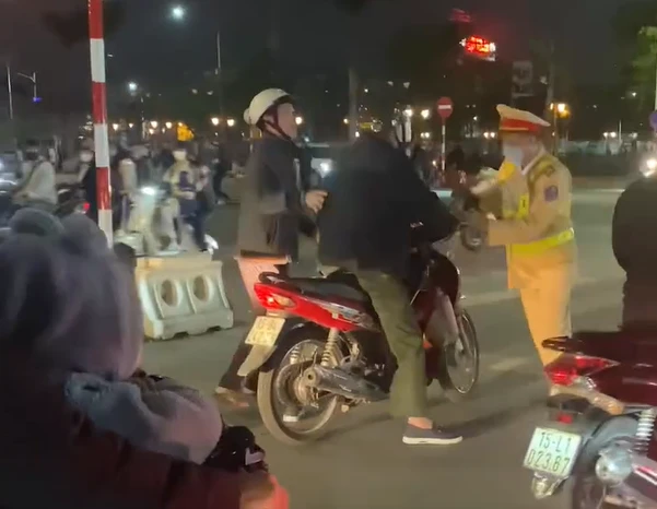 Không chấp hành kiểm tra nồng độ cồn, một người đàn ông còn hành hung CSGT. Ảnh: CAHP