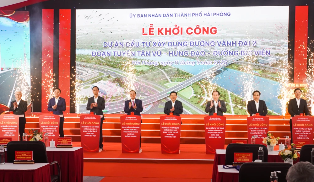 Thường trực Ban Bí thư Trần Cẩm Tú cùng lãnh đạo TP Hải Phòng bấm nút khởi công dự án đường vành đai 2. Ảnh: NGỌC SƠN