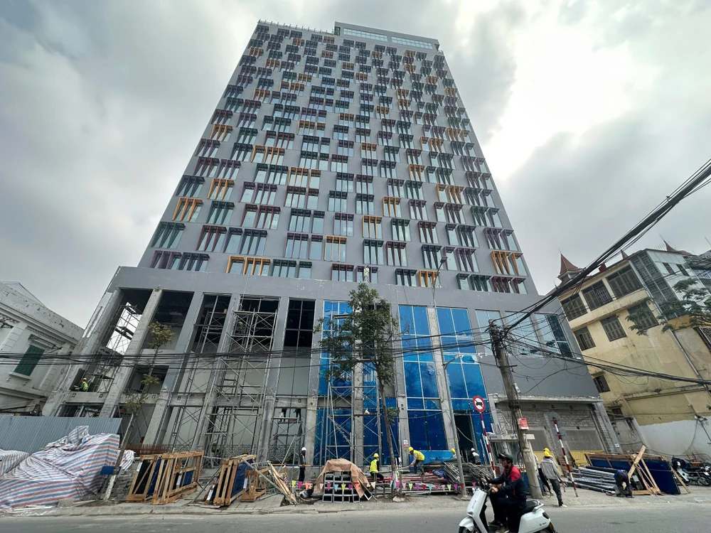 chu-dau-tu-nha-thau-xay-khach-san-lam-anh-huong-den-nhieu-ho-dan-o-hKhách sạn Wink Hải Phòng đang được hoàn thiện, tuy nhiên chủ đầu tư vẫn đang bị người dân khiếu kiện. Ảnh: NGỌC SƠNai-phong-tung-bi-xu-phat-hang-tram-trieu-dong-p2.jpg