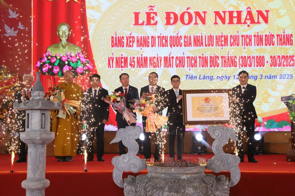 Đại diện Bộ Văn hóa, Thể thao và Du lịch trao tặng bằng xếp hạng di tích Quốc gia Nhà lưu niệm Chủ tịch Tôn Đức Thắng