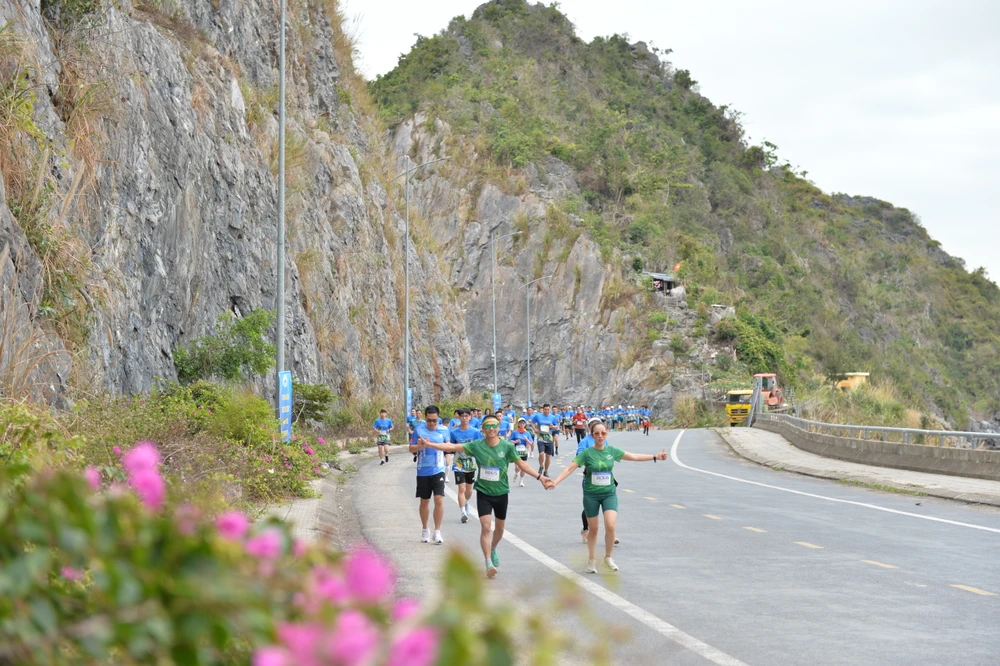 bi-thu-thanh-uy-hai-phong-chay-marathon-khai-man-mua-du-lich-cat-ba-2.JPG