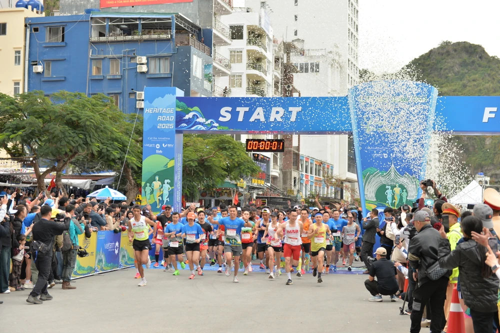 bi-thu-thanh-uy-hai-phong-chay-marathon-khai-man-mua-du-lich-cat-ba-3.JPG