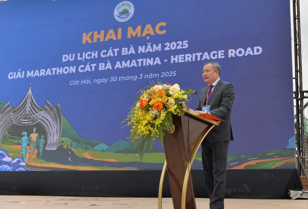 Chủ tịch UBND huyện Cát Hải Phan Viết Điện phát biểu khai mạc du lịch Cát Bà năm 2025. Ảnh: PT