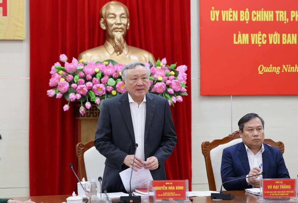 Phó Thủ tướng Thường trực Chính phủ Nguyễn Hòa Bình yêu cầu tỉnh Quảng Ninh sớm đề xuất các giải pháp tháo gỡ khó khăn cho các dự án động lực. Ảnh: VGP