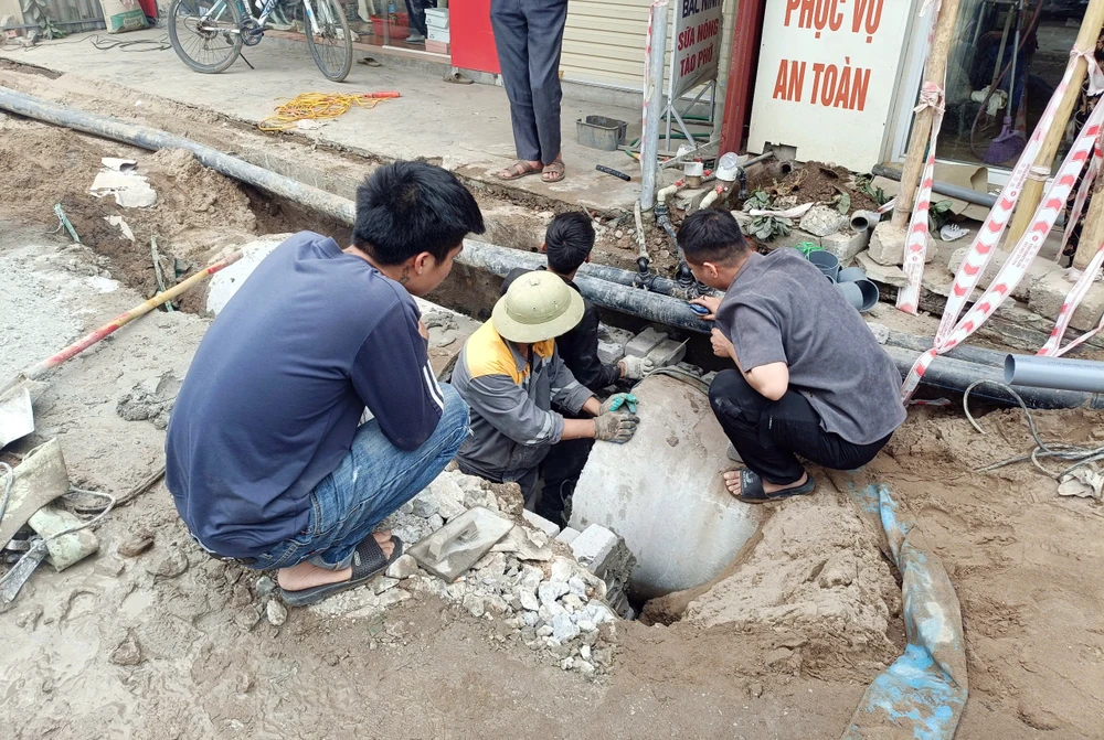 Người dân giám sát công trình sau khi nghi ngờ chất lượng công trình có vấn đề. Ảnh: NS