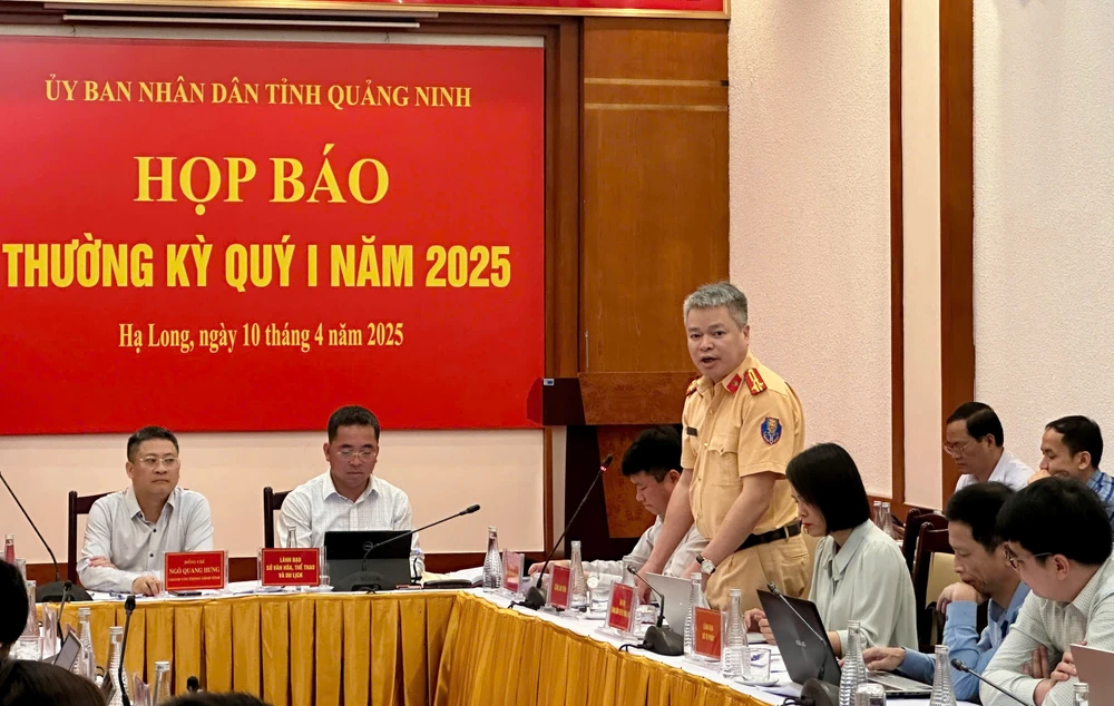 Phó phòng CSGT công an tỉnh Quảng Ninh Nguyễn Khánh Toàn nói về tình hình và kết quả triển khai thực hiện Nghị định 168 trên địa bàn tỉnh Quảng Ninh. Ảnh: NS