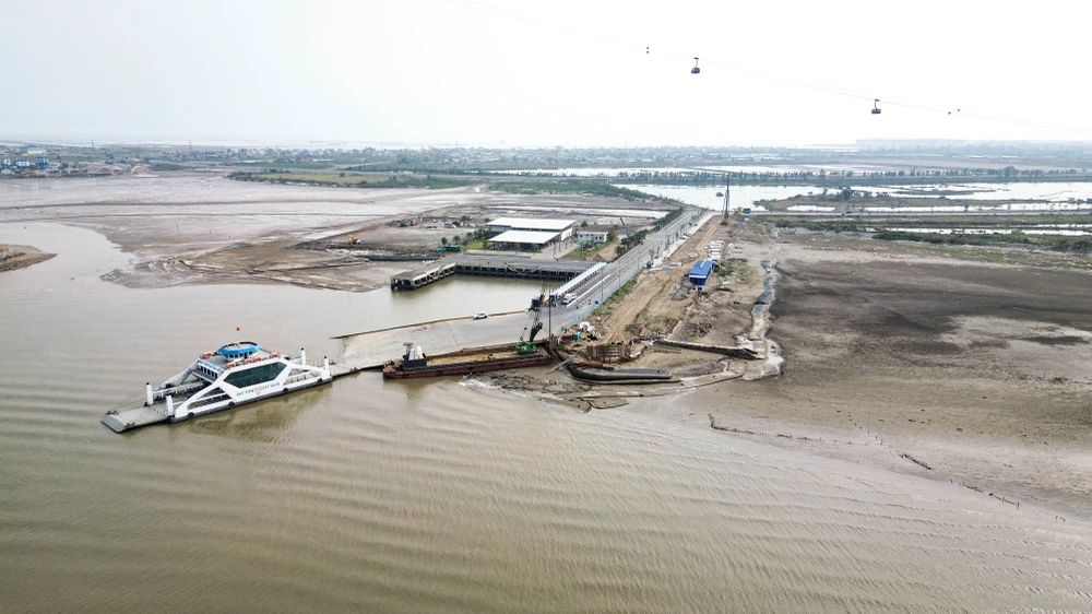 Việc mở rộng bến phà sẽ giúp nhiều phà có thể cập bến một lúc, giải bài toán tắc phà mỗi mùa cao điểm du lịch Cát Bà. Ảnh: NS