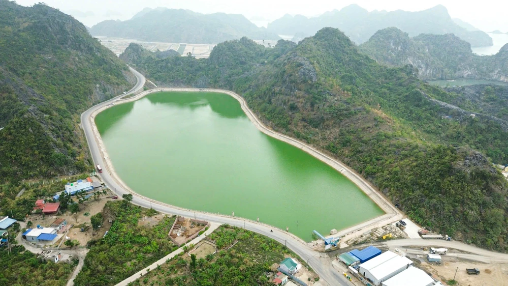 Hồ Trân Châu - hồ nước ngọt lớn nhất đảo Cát Bà bị sạt lở bờ kè nghiêm trọng. Ảnh: NS