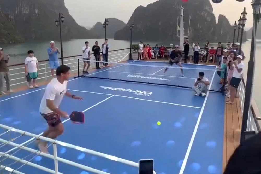 Tàu du lịch biến boong tàu thành sân thi đấu pickleball. Ảnh chụp lại từ video