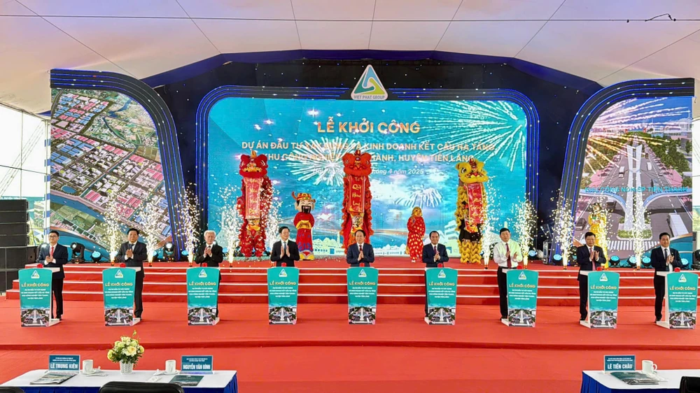 Bí thư Thành ủy Hải Phòng Lê Tiến Châu cùng các đại biểu bấm nút khởi công dự án đầu tư Khu công nghiệp Tiên Thanh. Ảnh: VC