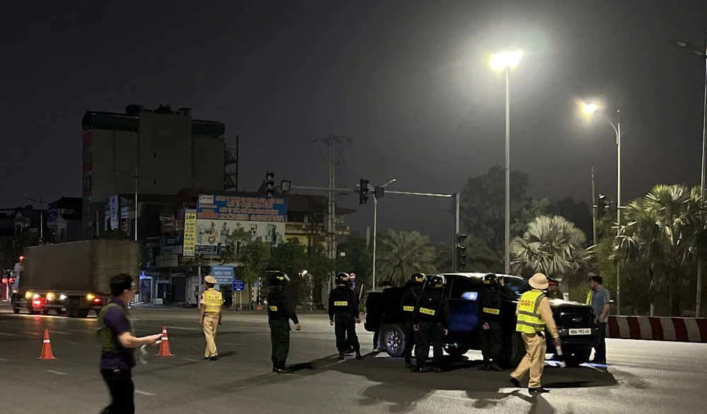 Công an tỉnh Bắc Ninh lập chốt chặn để vây bắt 2 kẻ buôn ma túy. Ảnh: CTTĐT Bắc Ninh