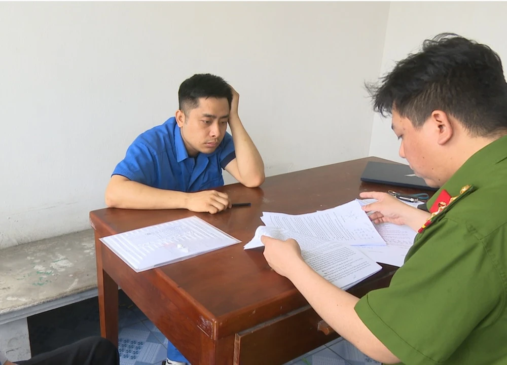 Bùi Đình Khánh tại cơ quan công an. Ảnh: CAQN