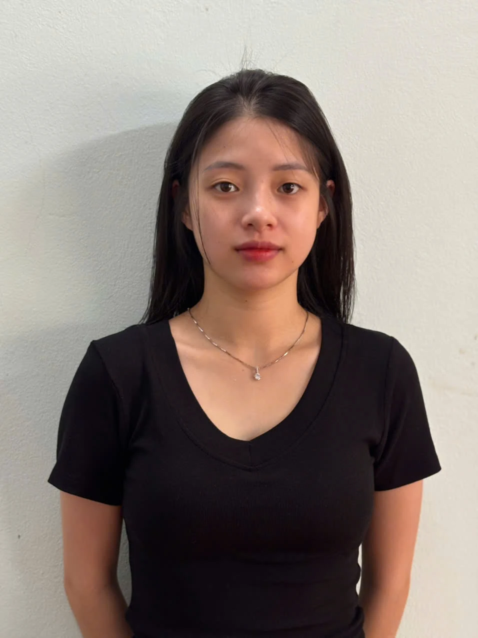 Nguyễn Thị Hoài Thương (20 tuổi, trú tại tổ 1, phường Thịnh Đáng, TP Thái Nguyên, tỉnh Thái Nguyên - bạn gái Bùi Đình Khánh) bị khởi tố về tội che giấu tội phạm. Ảnh: CAQN