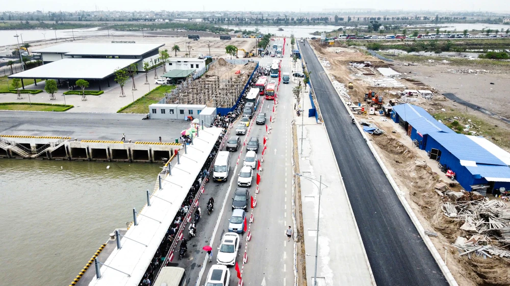 Lượng khách chờ phà để đi du lịch đảo Cát Bà tăng đột biến so với ngày thường. Ảnh: NS