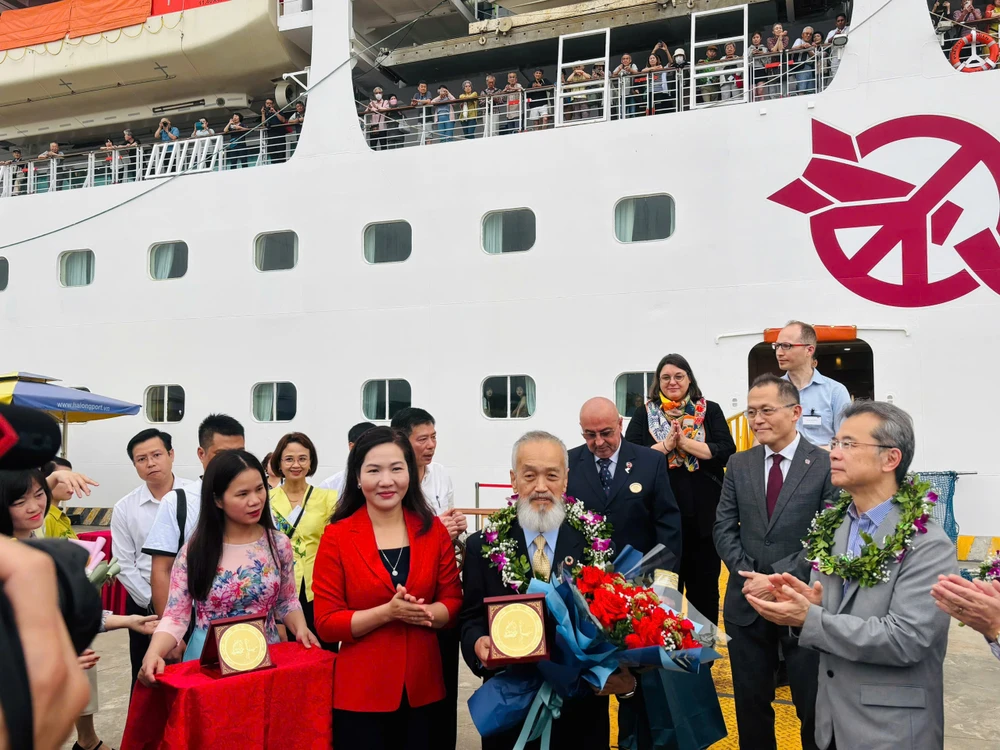 Phó Chủ tịch UBND tỉnh Quảng Ninh Nguyễn Thị Hạnh (áo đỏ) tặng hoa, quà lưu niệm cho đoàn du khách Nhật Bản