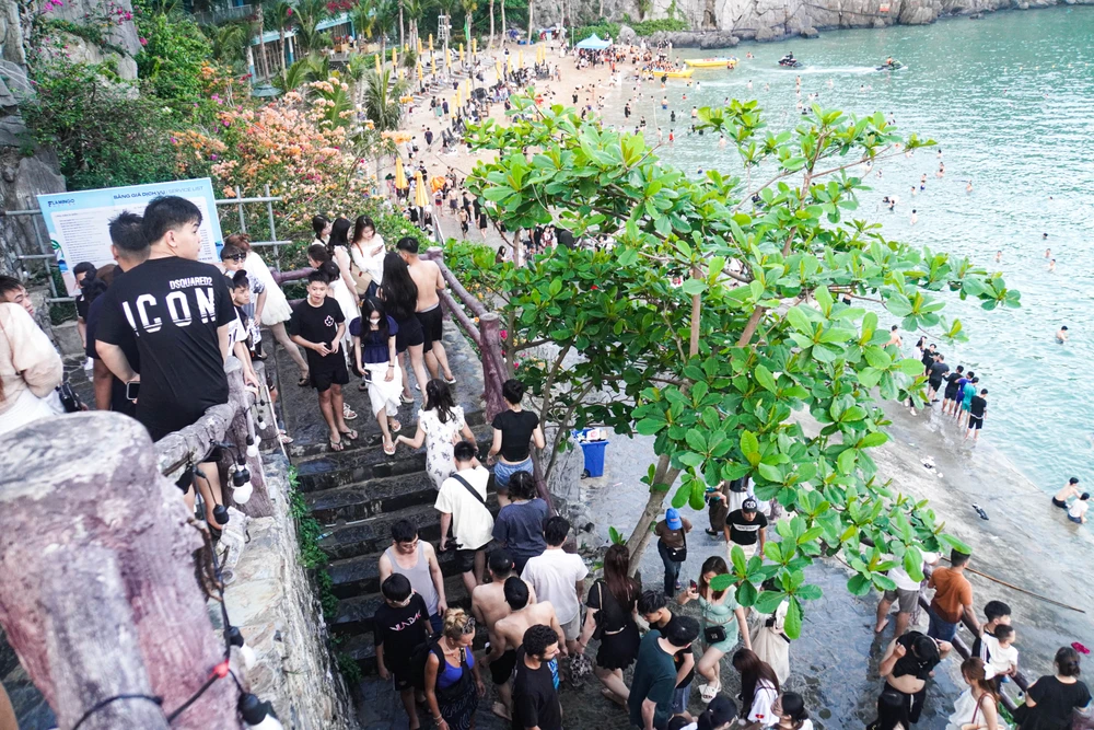 Ngày 1-5, thông tin từ UBND huyện Cát Hải, trong 2 ngày đầu của kỳ nghỉ lễ 30-4, 1-5, <b>đảo Cát Bà</b> đã đón 5 vạn lượt khách. Trong đó, ngày 30-4 đón 3 vạn lượt, ngày 1-5 đón 2 vạn lượt khách. Ảnh: NS