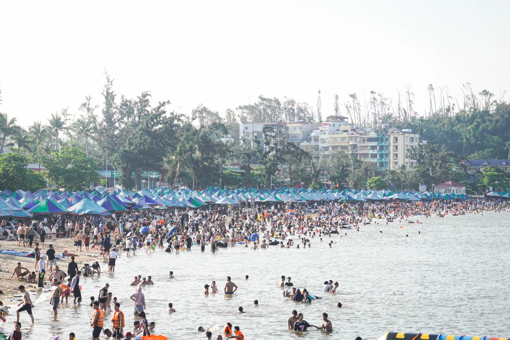 Ghi nhận của PLO chiều 2-5, các bãi <b>biển Đồ Sơn</b> (quận Đồ Sơn, Hải Phòng) đông nghẹt du khách tắm biển. 